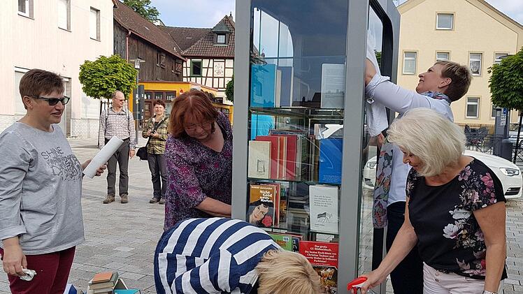 Regelmäßig wird der Bücherschrank gereinigt.Manuela Trebes