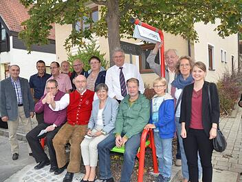 In großer Gemeinschaft der Vereine und Gemeinde konnte die erste Mitfahrbank im September 2018 im Bierdorf installiert werden. "Mobil sein auf dem Land, ich fahr mit, weil wir uns kennen und gegenseitig mitnehmen", heißt der Mitfahrslogan in Weißenbrunn. Die Euphorie zur modernen Nachbarschaftshilfe war groß. Nun sollen die inzwischen neun Mitfahrbänke auch angenommen werden. Archiv K.- H. Hofmann