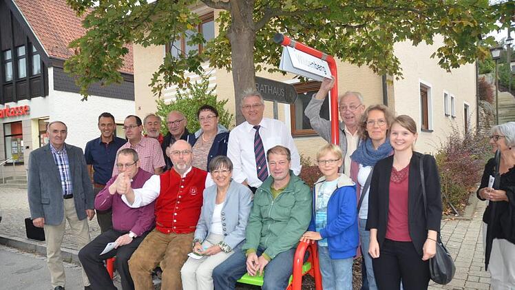 In großer Gemeinschaft der Vereine und Gemeinde konnte die erste Mitfahrbank im September 2018 im Bierdorf installiert werden. "Mobil sein auf dem Land, ich fahr mit, weil wir uns kennen und gegenseitig mitnehmen", heißt der Mitfahrslogan in Weißenbrunn. Die Euphorie zur modernen Nachbarschaftshilfe war groß. Nun sollen die inzwischen neun Mitfahrbänke auch angenommen werden. Archiv K.- H. Hofmann