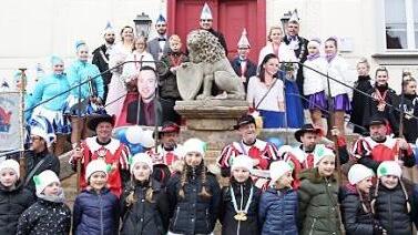 Mit einer großen Delegation, aber ohne Prinzenpaar, hat der Seßlacher Rathaussturm stattgefunden. Foto: Bettina Knauth