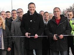 Die offizielle Verkehrsfreigabe "Schwarze Leite" in Kipfendorf mit der symbolischen Banddurchschneidung  Foto: Lothar Weidner