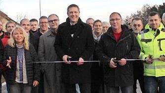 Die offizielle Verkehrsfreigabe "Schwarze Leite" in Kipfendorf mit der symbolischen Banddurchschneidung  Foto: Lothar Weidner