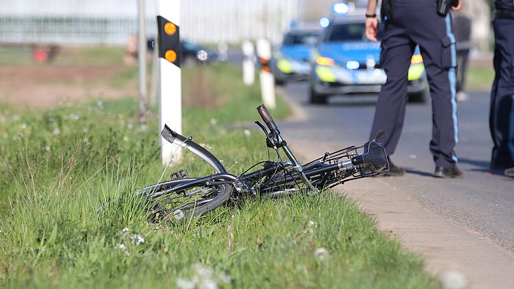 In Förmitz fanden Passanten einen Radfahrer ohnmächtig auf einer Brücke. Der Mann verstarb im Krankenhaus. (Symbolbild)