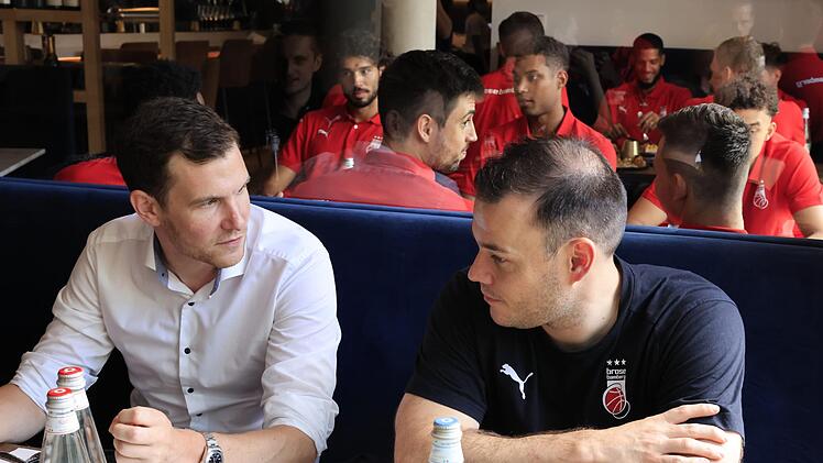 Galewski (li.) im Gespräch mit Trainer Johan Roijakkers. Das gesamte Team traf sich am Sonntag zum Mittagessen im "HENRII"