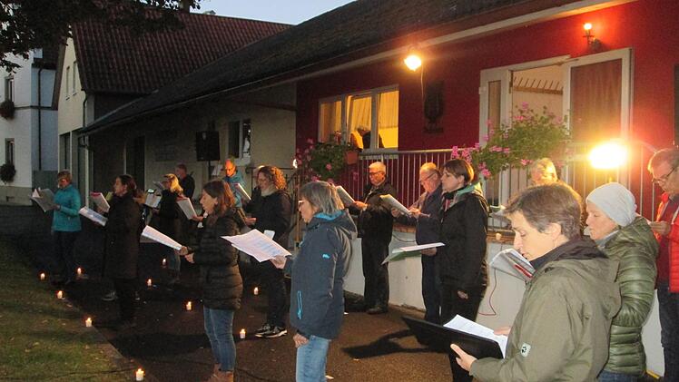 Bei Kerzenschein sorgten die Sängerinnen und Sänger des Gesangvereins "Frohsinn" mit der Liederauswahl für eine feierliche und emotionale Atmosphäre.  Fotos: Winfried Ehling