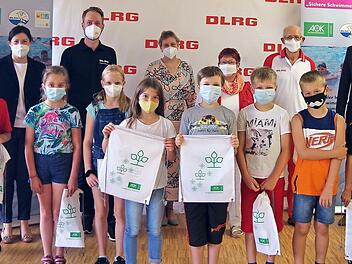Die DLRG und die AOK-Direktion Coburg feiern den einmal mehr erfolgreichen Abschluss der Aktion &bdquo;Sichere Schwimmer&ldquo; an der Lucas-Cranach-Grundschule.