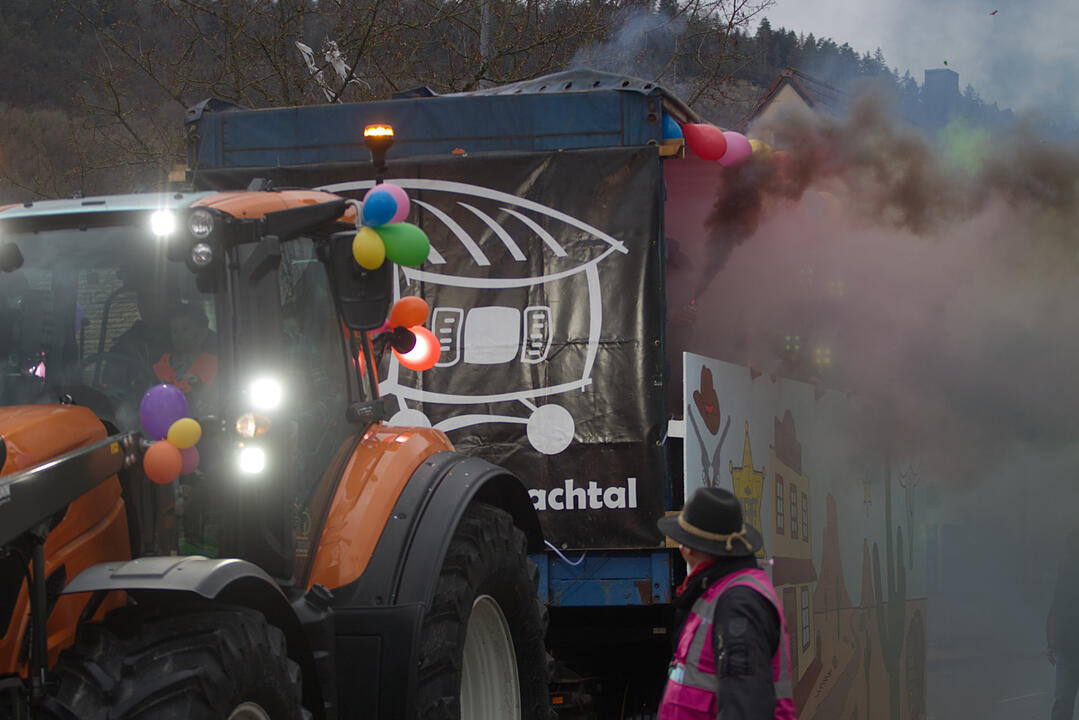 Bunter Zug durch die Straßen mit Finale am Marktplatz