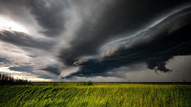 Unwetter-Wolke über einem Feld.
