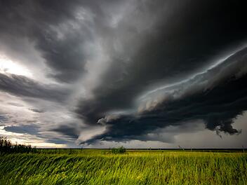 Unwetter-Wolke über einem Feld.