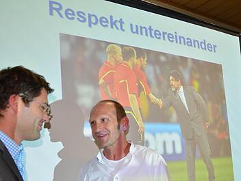 Angeregte Diskussion: Die Veranstaltung in Reith wurde geleitet von Regionalliga-Schiedsrichter Markus Pflaum (links) und BFV-Konfliktmanager Fritz Attmanspacher. Foto: Jürgen Schmitt