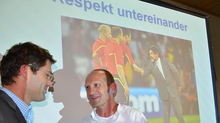 Angeregte Diskussion: Die Veranstaltung in Reith wurde geleitet von Regionalliga-Schiedsrichter Markus Pflaum (links) und BFV-Konfliktmanager Fritz Attmanspacher. Foto: Jürgen Schmitt