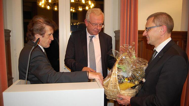Als Dank für die Rede gab's einen Geschenkkorb aus dem Coburger Land