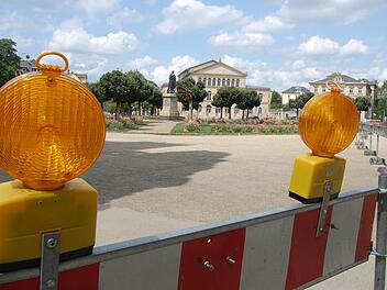 Die Absperrungen stehen bereits, die Sonderregelung gilt dann ab Montag: Auf dem Schlossplatz darf tagsüber geparkt werden! Fotos: Oliver Schmidt