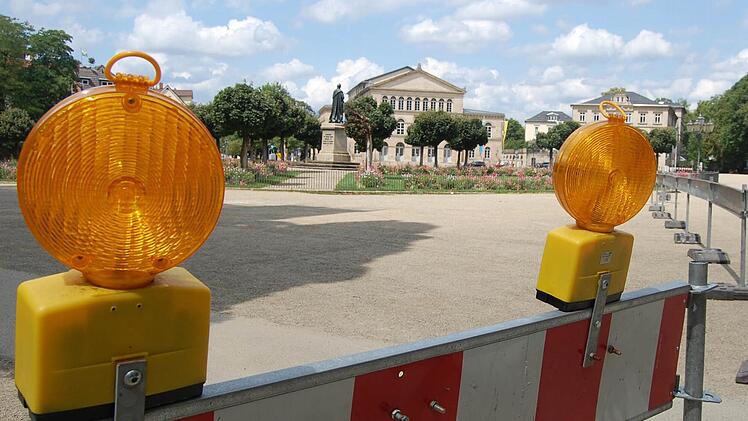 Die Absperrungen stehen bereits, die Sonderregelung gilt dann ab Montag: Auf dem Schlossplatz darf tagsüber geparkt werden! Fotos: Oliver Schmidt