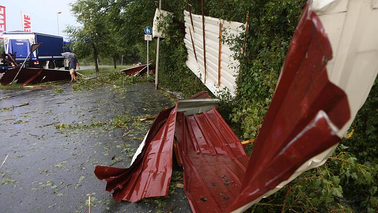 Das Unwetter hat in Neunkirchen am Brand so schwer getobt, dass das Dach des Rewe-Supermarktes abgedeckt wurde. Foto: News5/Herse