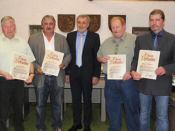 Bürgermeiter Helmut Krämer (Mitte) mit den verabschiedeten Ortssprechern Rudolf Herbst, Gerhard Kraus, Siegfried Distler und Jürgen Stadter Foto: fra-press