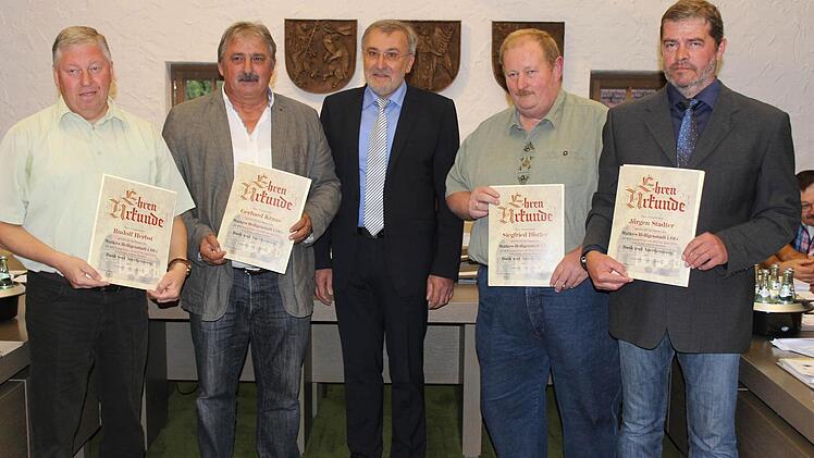 Bürgermeiter Helmut Krämer (Mitte) mit den verabschiedeten Ortssprechern Rudolf Herbst, Gerhard Kraus, Siegfried Distler und Jürgen Stadter Foto: fra-press