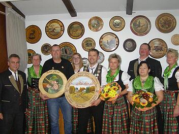 Stolz präsentiert sich das neue Oberleichtersbacher Königshaus (von links) Richard Schipper, Gönna Tautorus, Stephan Dunkel, Lucy Bös, Michael Klaus, Melanie Klaus, Bruno Bös, Alexandra Vogler und Christina Dunkel. Foto: Wolfgang Saam