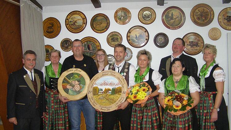 Stolz präsentiert sich das neue Oberleichtersbacher Königshaus (von links) Richard Schipper, Gönna Tautorus, Stephan Dunkel, Lucy Bös, Michael Klaus, Melanie Klaus, Bruno Bös, Alexandra Vogler und Christina Dunkel. Foto: Wolfgang Saam