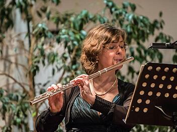 Auch die Flötistin Angelika Stirner-Ebert wirkte mit beim Baustellenkonzert im Pfarrzentrum St. Augustin. Foto: Jochen Berger