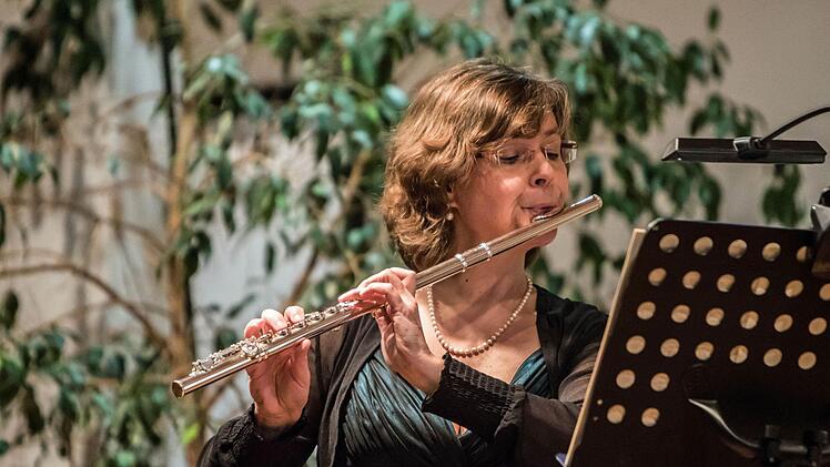 Auch die Flötistin Angelika Stirner-Ebert wirkte mit beim Baustellenkonzert im Pfarrzentrum St. Augustin. Foto: Jochen Berger