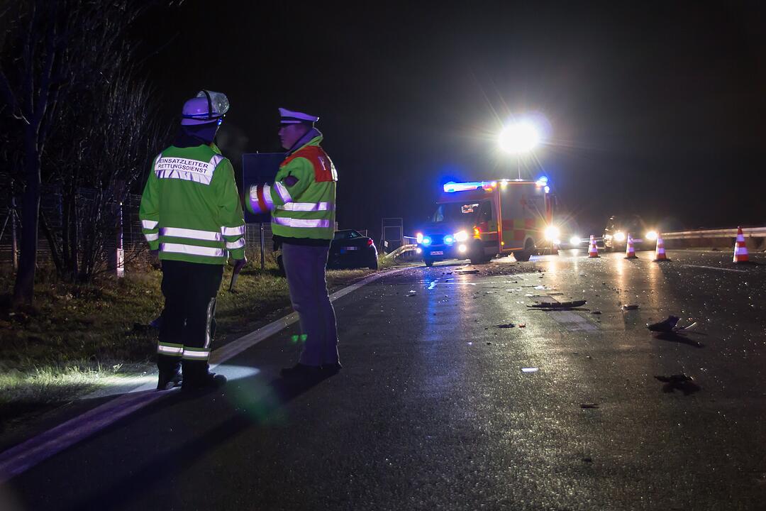 77-Jährige gerät in Gegenverkehr: Unfall mit drei Verletzten auf der B2