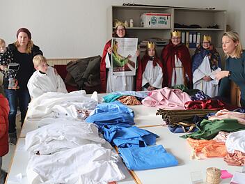 Die Aischer Sternsinger beim AnkleidenJohanna Blum