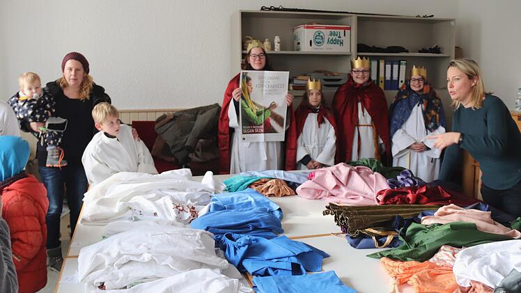 Die Aischer Sternsinger beim AnkleidenJohanna Blum