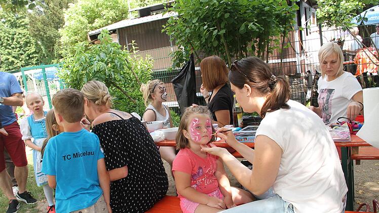 Wer wollte, konnte sich schminken lassen.gst