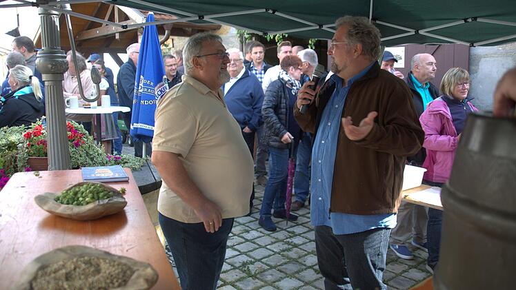 Auf reges Interesse stieß die Verkostung von fünf Bieren aus dem Rodachtal, die Biersommelier Markus Raupach (rechts) auf Einladung der Initiative Rodachtal am Samstag beim Brauhausfest in Unterelldorf anbot. Fachkundig moderierte der Gerstensaft-Experte die Probe und erläuterte die Charakteristika der jeweiligen Sorte, unterstützt von Vertretern der jeweiligen Hobbybrauer, hier von Helfried Schleicher vom gastgebenden Brautraditionsverein (links). Auch Hopfen und Karamellmalz konnten die Tes...