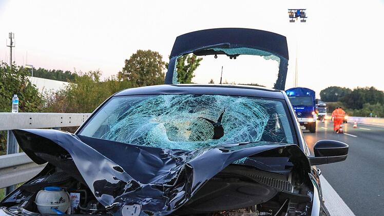 Auf der A9 ereignete sich am Mittwochmorgen auf H&ouml;he der Rastst&auml;tte Fr&auml;nkische Schweiz ein schlimmer Unfall. Foto: NEWS5 / Merzbach