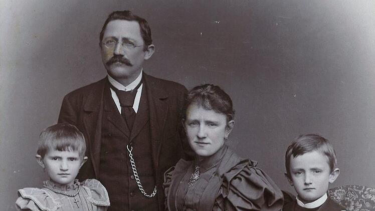 Die Familie Heinrich Schemenau mit den Kindern Kurt und Julie um 1890. Sie war es, die zuletzt 1884 das Obere Schloss in Küps erworben hatte. Fotos: privat