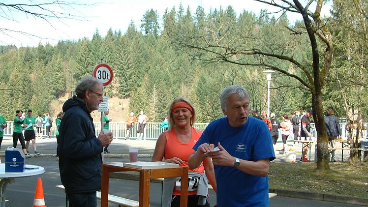 Immer in Aktion: Organisastor Uli Zeuß (rechts) von der TS Kronach beim Zieleinlauf. Foto: Hans Franz