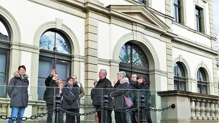 Die Premierengäste  vor dem Hintereingang des Luitpoldbades. Foto: Sigismund von Dobschütz