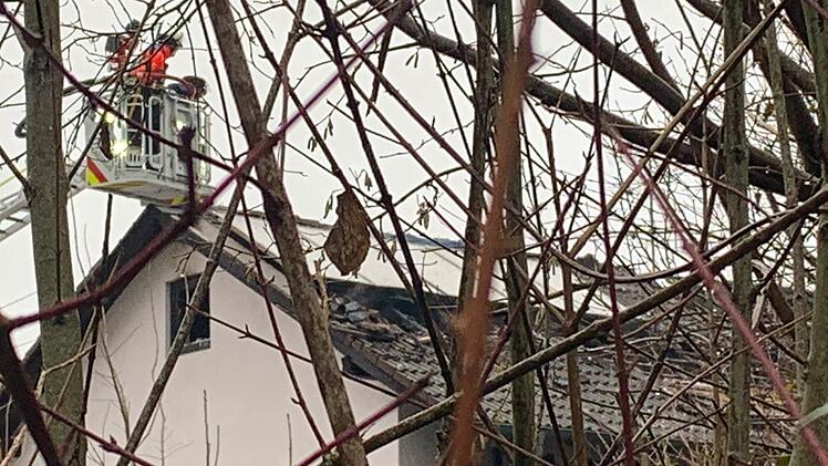 Ein Wohnhaus in der B&uuml;rgermeister-Rhein-Stra&szlig;e in Zellingen wurde Schauplatz eines gr&ouml;&szlig;eren Feuerwehreinsatzes: Im Dachstuhl war ein Brand ausgebrochen.