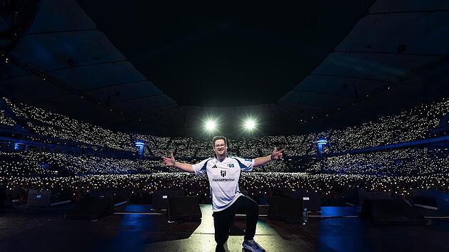 Chris Tall gehört zu den populärsten Comedians Deutschlands. Jetzt geht sein Traum in Erfüllung: einmal auf dem Rasen des HSV stehen.