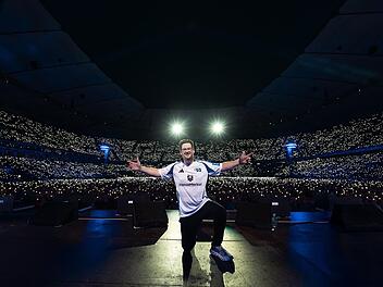 Chris Tall gehört zu den populärsten Comedians Deutschlands. Jetzt geht sein Traum in Erfüllung: einmal auf dem Rasen des HSV stehen.