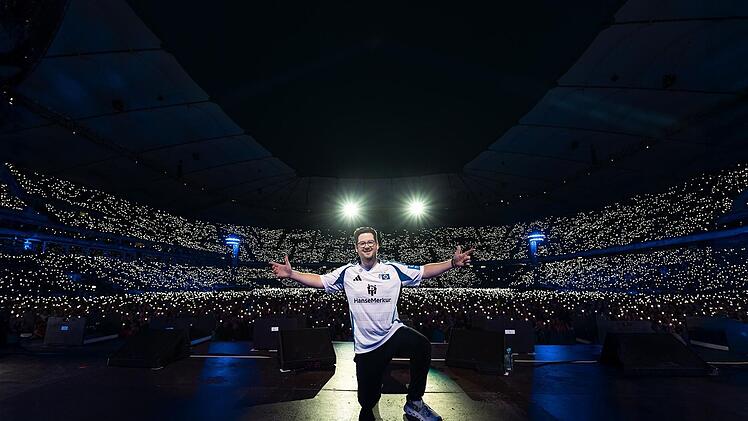 Chris Tall gehört zu den populärsten Comedians Deutschlands. Jetzt geht sein Traum in Erfüllung: einmal auf dem Rasen des HSV stehen.
