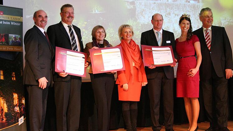 Diese Personen verkörpern die zertifizierten Weinwanderwege. Mit auf dem Foto ist die Kitzinger Landrätin Tamara Bischof.