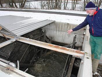 Bauhof-Leiter Gerhard Dittrich inspiziert die Leutenbacher Kläranlage. Foto: Galster