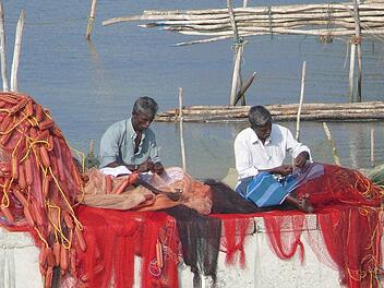 Heimische Fischer beim Flicken ihrer Fischernetze Fotos: Manfred Wagner