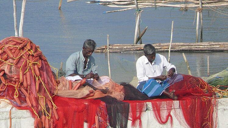 Heimische Fischer beim Flicken ihrer Fischernetze Fotos: Manfred Wagner