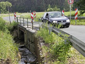 Die Brücke bröckelt. Seit 30 Jahren soll sie bereits ersetzt werden. Nun ist es endlich so weit.  Fotos: Josef Hofbauer