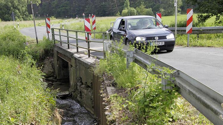 Die Brücke bröckelt. Seit 30 Jahren soll sie bereits ersetzt werden. Nun ist es endlich so weit.  Fotos: Josef Hofbauer