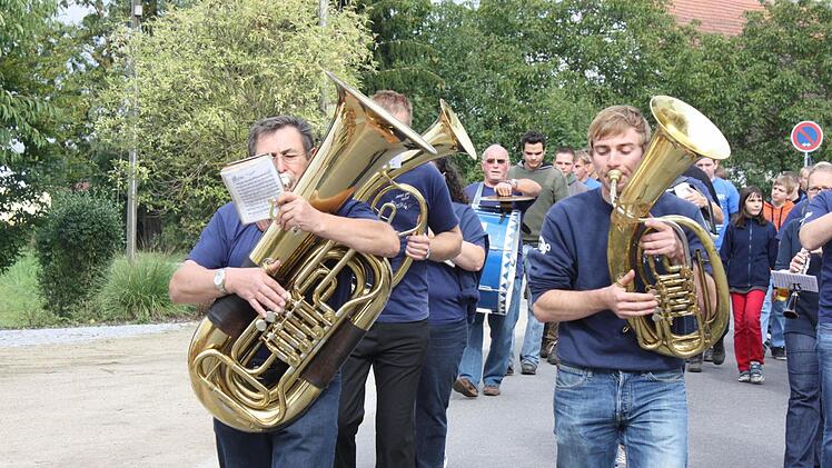 Die Gremsdorfer Blaskapelle spielte beim Baumeinholen.  Foto: Sonja Werner