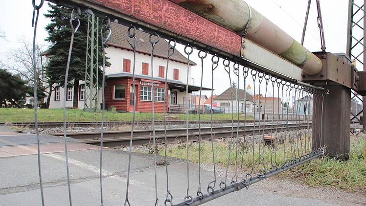 Der Bahnübergang in Eggolsheim soll durch eine Unterführung ersetzt werden.  Foto: Josef Hofbauer