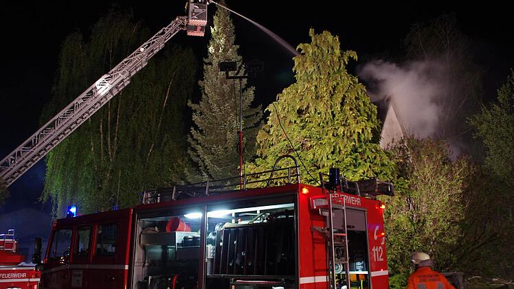 Am Flügelbahnhof in Kronach steht ein Gebäude in Brand. Die Feuerwehr ist vor Ort und löscht.  Foto: Marco Meißner
