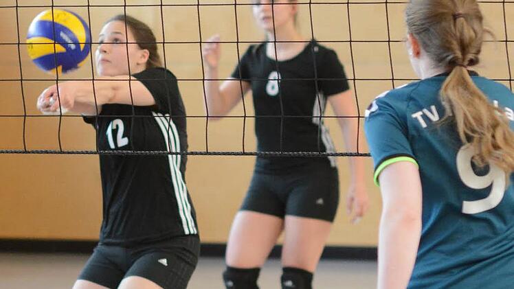 Die TSH-Damen um Linda Hartmann und Jennifer Reck (v.l.) setzten sich gegen lauf klar durch, mussten sich der VG Baiersdorf/Marloffstein II dann aber ganz knapp geschlagen geben. Fotos: herzopress