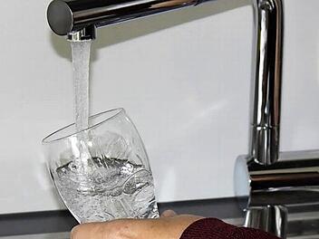 Leitungswasser ist in der Regel sehr sauberes Trinkwasser. Gilt das für alle Haushalte? Foto: Timo Stöhr