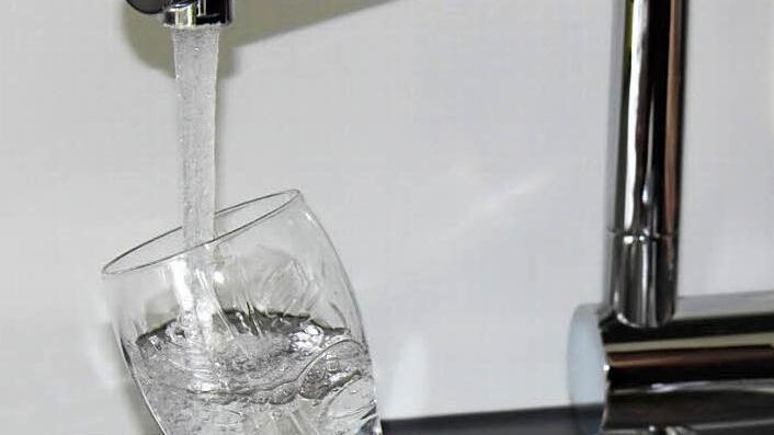 Leitungswasser ist in der Regel sehr sauberes Trinkwasser. Gilt das für alle Haushalte? Foto: Timo Stöhr